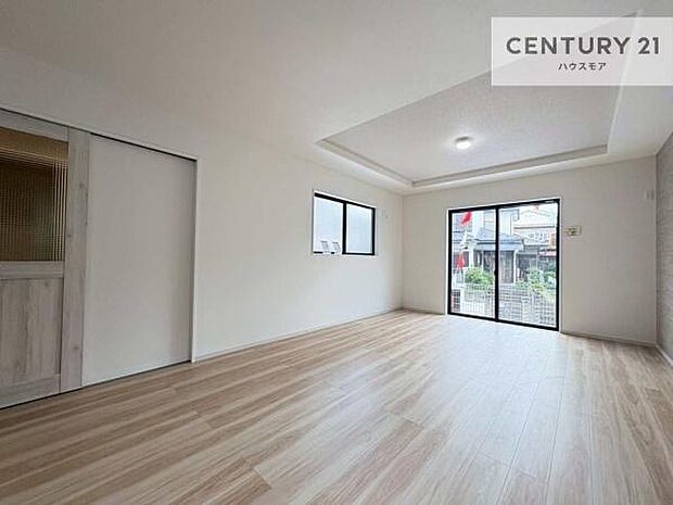 心地良いリビングは家族が自然と集まります。家族団欒の時間が増えそうです。ご家族と、より一層充実した時間を過ごせそうですね。明るく開放的な空間です。