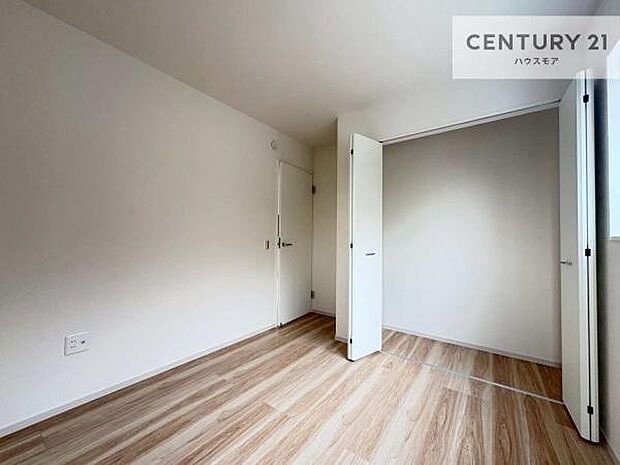 掃き出し窓がないお部屋は、お子様のお部屋としても安心です!収納スペースも充実しているので散らかったお部屋をサッと片付けられます!