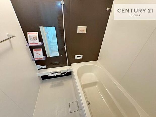 落ち着きある大人の雰囲気のバスルームは、シックなデザインでバスタイムが充実!お仕事頑張っているご褒美にお好みの匂いの入浴剤を入れて、楽しんでみてはいかがでしょうか?