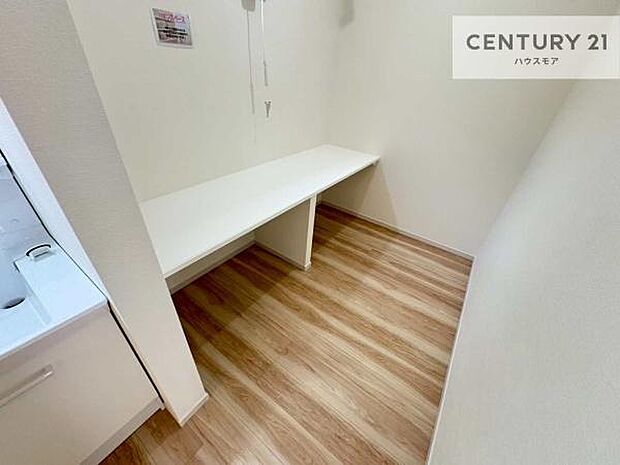 収納たっぷりのランドリースペースつき!日用品のストックやバスタオルがスッキリと収納できて取り出しやすい!加カウンターはアイロンがけや一時的な着替えの置き場所にも便利です!