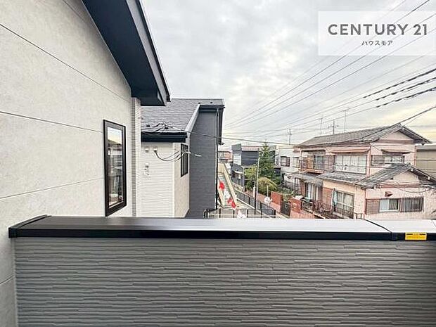 落ち着きある住宅街です!周囲には高い建物がなく、空が広く開放感があり、陽当たりを大きく遮られることもありません!気持ちの良い風が通り抜ける街並みです!