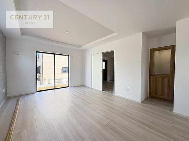 大きな窓からたっぷりの陽ざしが入る明るいリビング。開放感のあるリビングで家族団らんのくつろぎの時間を過ごせます。