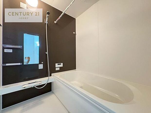 落ち着きある大人の雰囲気のバスルームは、味が出ていてバスタイムが充実!お仕事頑張っているご褒美にお好みの匂いの入浴剤を入れて、楽しんでみてはいかがでしょうか?