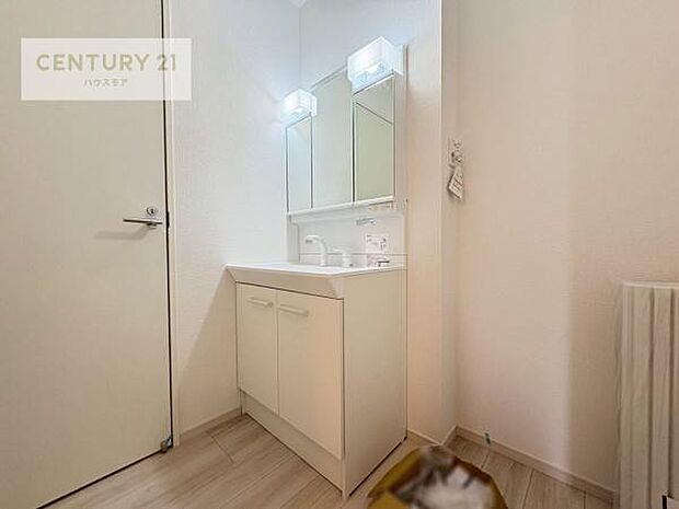 三面鏡仕様の洗面所は、身だしなみがしやすい造り!裏は収納になっています。ドライヤーやお化粧道具を片付けられるので洗面台周りをスッキリと見せることが出来ます!