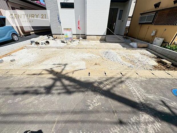 駐車スペースは2台分あります!セカンドカーはもちろん、バイクや自転車なども置き場所に困りません。