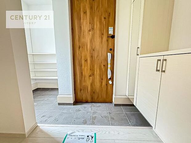 シューズボックス付きなので、玄関が片付きお掃除がしやすいです!スッキリした玄関で戸を開けた瞬間、清潔感のある心地いい空間が出迎えてくれます。