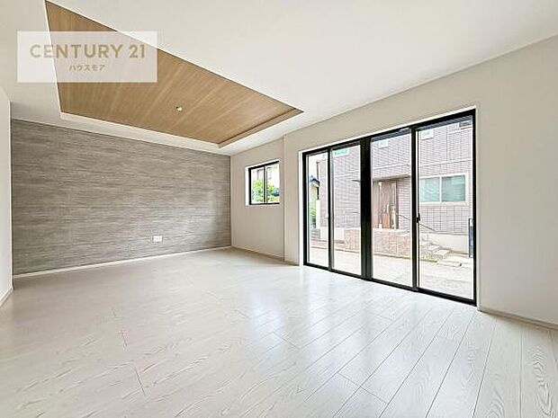 大きな窓からたっぷりの陽ざしが入る明るいリビング。開放感のあるリビングで家族団らんのくつろぎの時間を過ごせます。