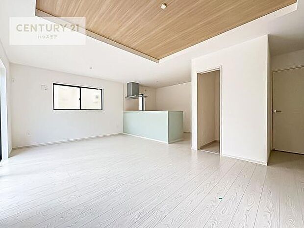 家具はCGパースです。心地良いリビングは家族が自然と集まります。家族団欒の時間が増えそうです。ご家族と、より一層充実した時間を過ごせそうですね。明るく開放的な空間です。