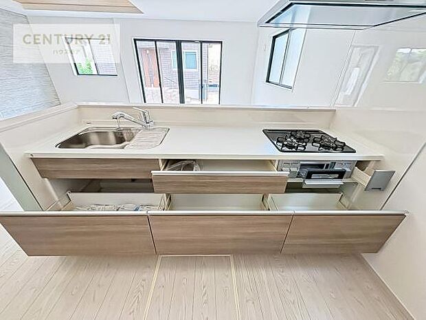 収納スペースが豊富で、調理スペースがスッキリと片付きひろ〜く活用できます!快適に作業ができます!毎日の料理が捗ります!