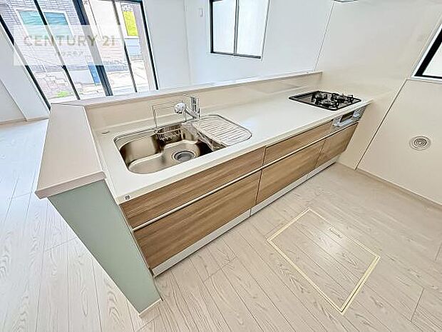 大人気の対面式システムキッチンを採用しています!ご家族のコミュニケーションが自然と増える設計です。お子様にも目が届くので嬉しいですね。収納力もあります!