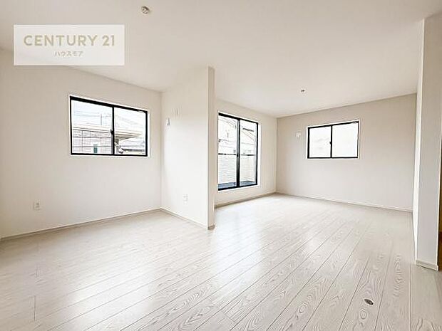 バルコニーに面した洋室。優しい光が差し込む洋室は、朝の目覚めも気持ちが良さそうですね。おうち時間もゆったりと過ごすことができます。ライフスタイルに合わせて2部屋に間仕切りすることが可能です!