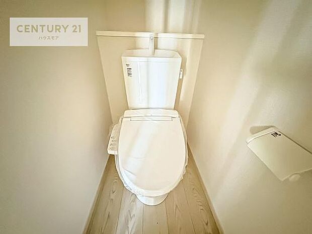 1・2階にトイレがございます!朝の忙しい時間帯も待たずにすみそうですね。白を基調とした清潔感のあるトイレでお手入れがしやすいです!