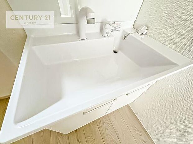 洗面台のボウルが深く床に水が跳ねにくいです!それにお掃除がしやすい使い勝手の良い白を基調とした清潔感のある洗面台で気持ちよくお使いいただけます!