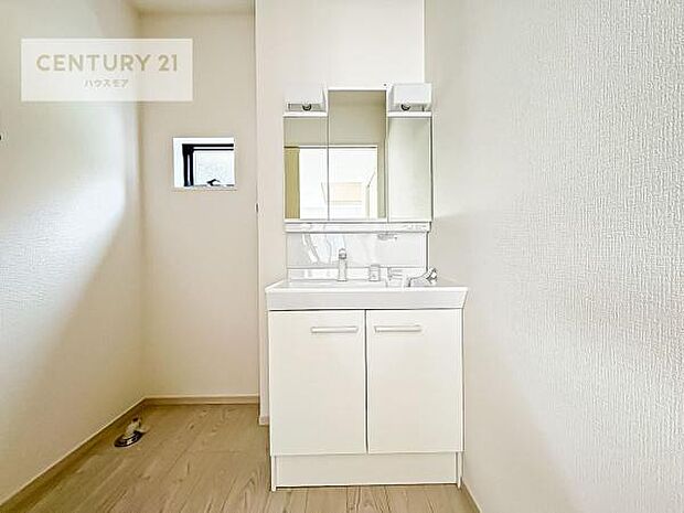 三面鏡仕様の洗面所は、身だしなみがしやすい造り!裏は収納になっています。ドライヤーやお化粧道具を片付けられるので洗面台周りをスッキリと見せることが出来ます!