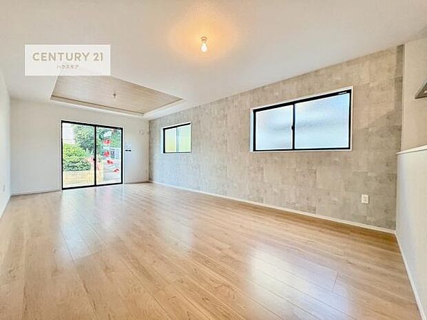 大きな窓からたっぷりの陽ざしが入る明るいリビング。開放感のあるリビングで家族団らんのくつろぎの時間を過ごせます。