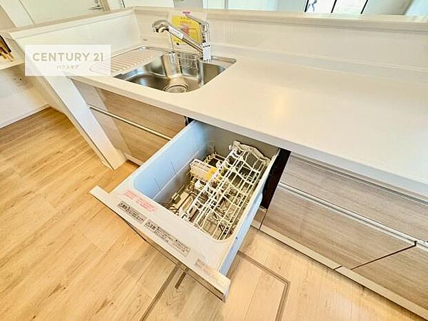 食洗機付き！忙しい時や冬場は手荒れ防止として大活躍します！ビルトイン仕様なので、場所も取らず調理スペースも広く使えて手際よく作業が出来ます！