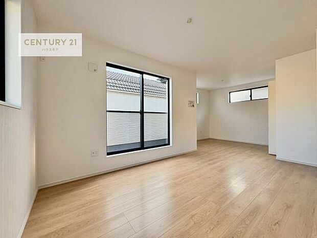 バルコニーに面している洋室です。明るく温もりがあり、換気もしっかりできます！朝起きて、外に出て背伸びをしつつ深呼吸をし良い朝を迎え入れることが出来そうですね！