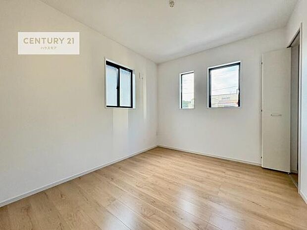 掃き出し窓がないお部屋は、お子様のお部屋としても安心です！収納スペースも充実しているので散らかったお部屋をサッと片付けられます！