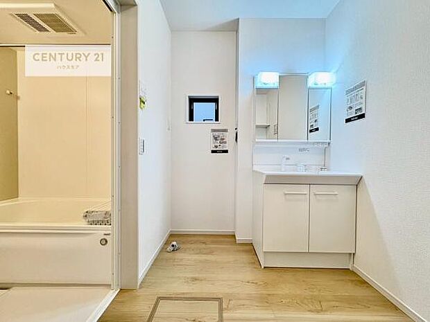 小窓付きの明るい洗面室です！湿気もすぐに入れ替えができて清潔に保つことができます！自然光が差し込むのでお化粧の仕上がりも良くなりますね！