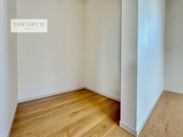 ウォークインクローゼット付きです。たくさんのお洋服などを収納しておけそうですね！他にも扇風機や加湿器など季節物の大きな家電も収納できます。