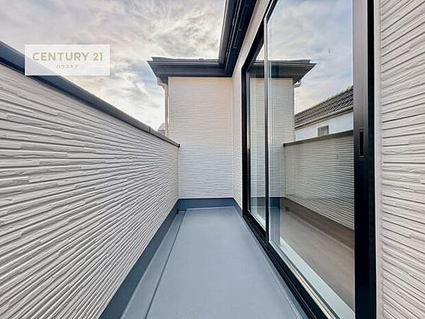 広々としているバルコニーです！お洗濯物を干すのはもちろん風に当たりながらくつろぎタイムが送れます！