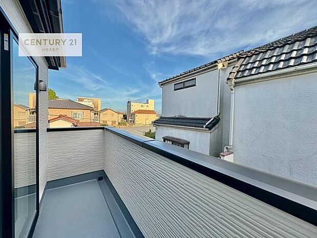 晴れた日には青い空を見渡せる開放的な時間を楽しめます。気持ちの良い風が通り抜ける街並みです！