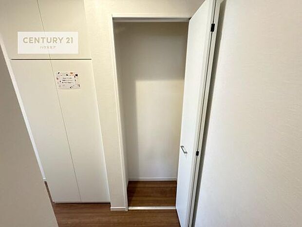 シューズボックス付きなので、玄関が片付きお掃除がしやすいです!スッキリした玄関で戸を開けた瞬間、清潔感のある心地いい空間が出迎えてくれます。