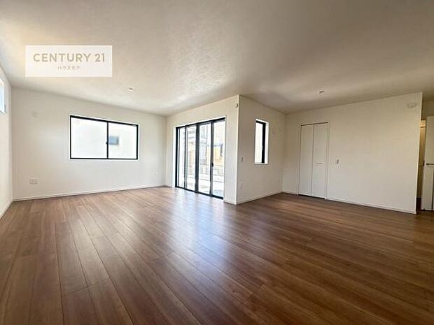 心地良いリビングは家族が自然と集まります。家族団欒の時間が増えそうです。ご家族と、より一層充実した時間を過ごせそうですね。明るく開放的な空間です。