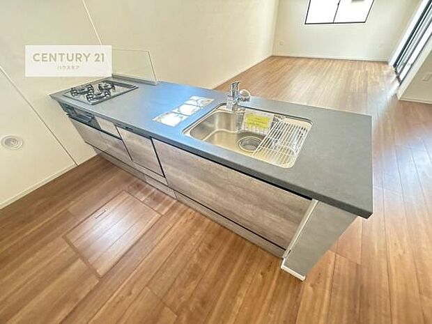 大人気の対面式システムキッチンを採用しています!ご家族のコミュニケーションが自然と増える設計です。お子様にも目が届くので嬉しいですね。収納力もあります!