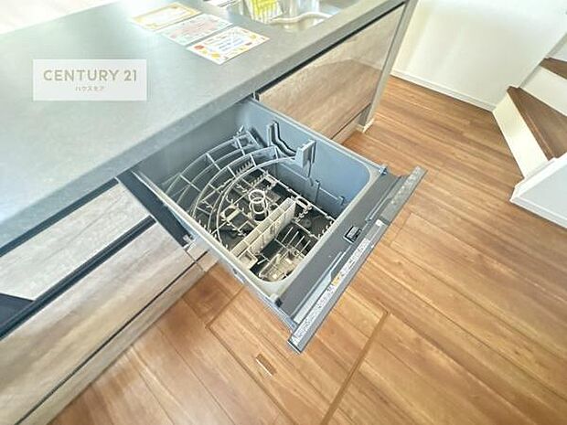 食洗機付き!忙しい時や冬場は手荒れ防止として大活躍します!ビルトイン仕様なので、場所も取らず調理スペースも広く使えて手際よく作業が出来ます!
