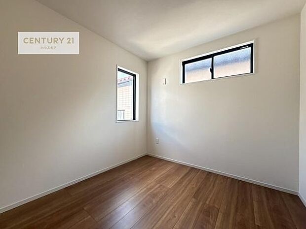 掃き出し窓がないお部屋は、お子様のお部屋としても安心です!収納スペースも充実しているので散らかったお部屋をサッと片付けられます!