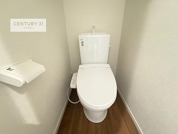1・2階にトイレがございます!朝の忙しい時間帯も待たずにすみそうですね。白を基調とした清潔感のあるトイレでお手入れがしやすいです!