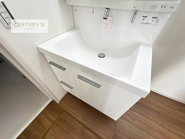 洗面台のボウルが深く床に水が跳ねにくいです!それにお掃除がしやすい使い勝手の良い白を基調とした清潔感のある洗面台で気持ちよくお使いいただけます!