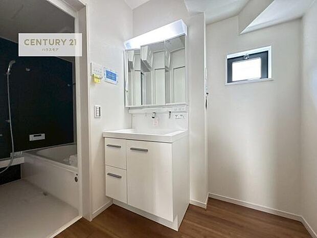 三面鏡仕様の洗面所は、身だしなみがしやすい造り!裏は収納になっています。ドライヤーやお化粧道具を片付けられるので洗面台周りをスッキリと見せることが出来ます!