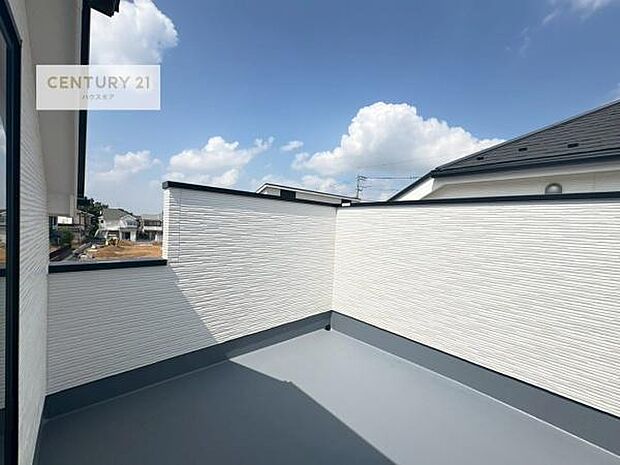 陽当たり良好なバルコニーです!晴れた日には青い空を見渡せる開放的な時間を楽しめます。