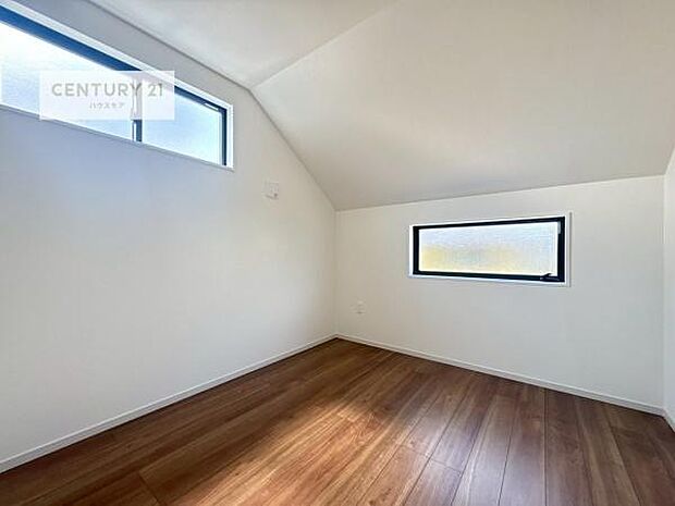 2面採光を確保した明るい室内は、風通しも良く、明るく大変居心地の良い空間となっております。リラックスして過ごせる心地の良いお部屋です!朝の目覚めがスッキリしますね!