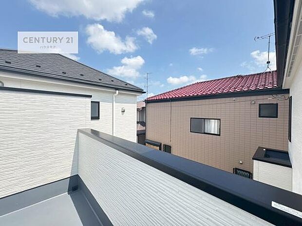 晴れた日には青い空を見渡せる開放的な時間を楽しめます。気持ちの良い風が通り抜ける街並みです!