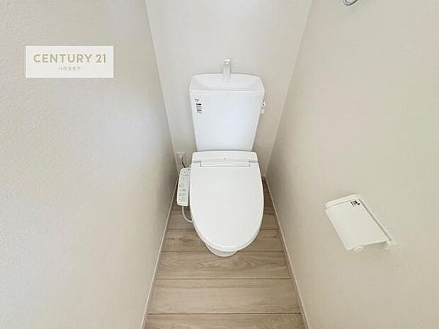 1・2階にトイレがございます！朝の忙しい時間帯も待たずにすみそうですね。白を基調とした清潔感のあるトイレでお手入れがしやすいです！