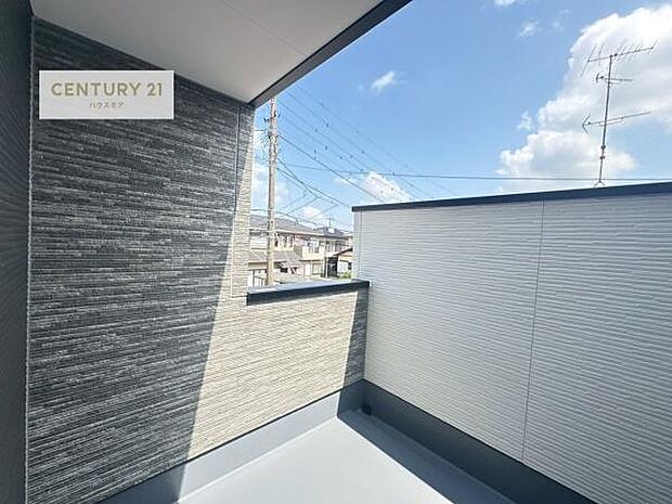 陽当たり良好なバルコニーです！晴れた日には青い空を見渡せる開放的な時間を楽しめます。