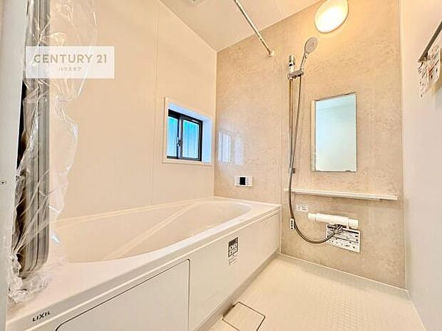 広々バスで一日の疲れをリフレッシュ。足が伸ばせるので、浴槽にもゆったりと浸かれますね!毎日のバスタイムが楽しみになります。