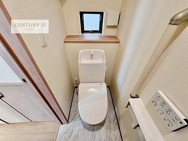 1・2階にトイレがございます!朝の忙しい時間帯も待たずにすみそうですね。白を基調とした清潔感のあるトイレでお手入れがしやすいです!