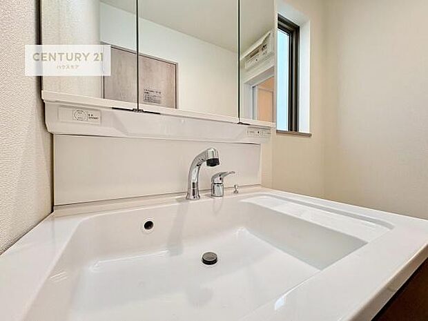 深い洗面台ボウルは、水が跳ねにくいのでお手入れが楽々!清潔感が保てます!キレイな洗面所で自分磨きのモチベーションが上がりますね!