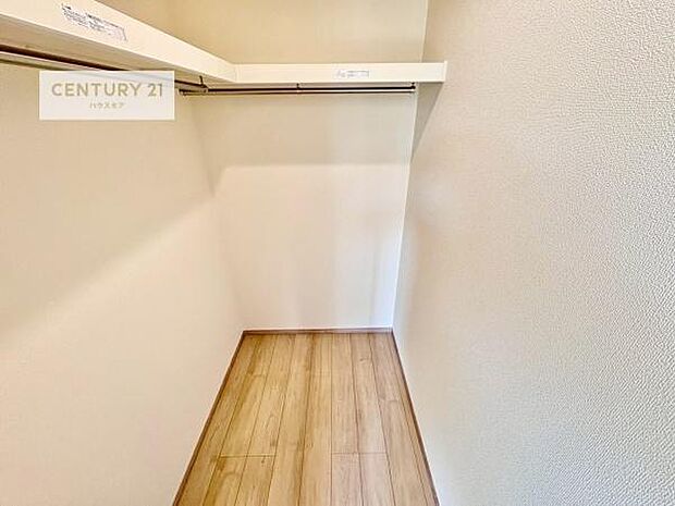 ウォークインクローゼット付きです。たくさんのお洋服などを収納しておけそうですね!他にも扇風機や加湿器など季節物の大きな家電も収納できます。