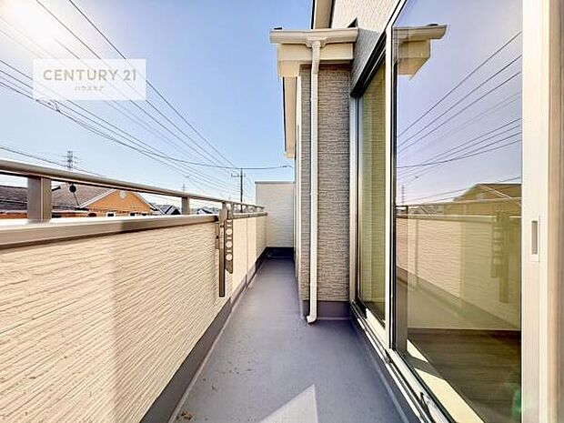 広々としているバルコニーです!お洗濯物を干すのはもちろん風に当たりながらくつろぎタイムが送れます!