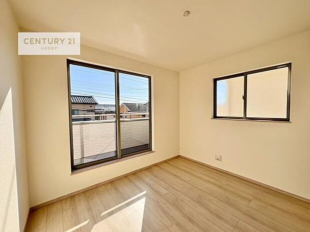 明るい室内は、風通しも良く、明るく大変居心地の良い空間となっております。リラックスして過ごせる心地の良いお部屋です!朝の目覚めがスッキリしますね!