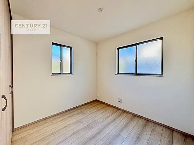 2面採光を確保した明るい室内は、風通しも良く、明るく大変居心地の良い空間となっております。リラックスして過ごせる心地の良いお部屋です!朝の目覚めがスッキリしますね!