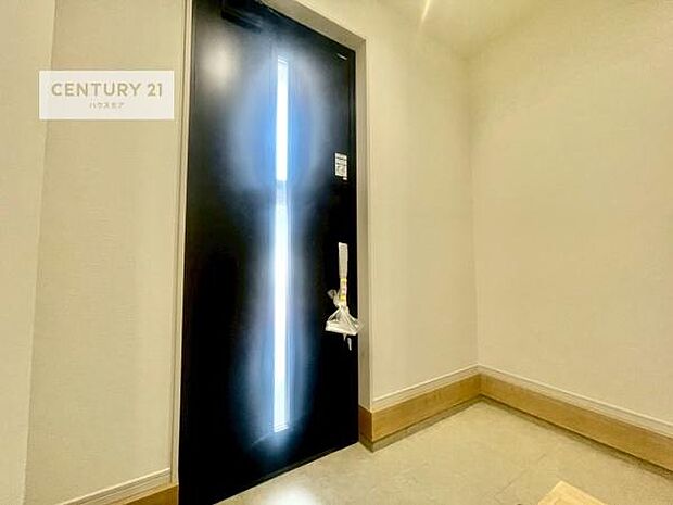 疲れて帰ってきても、ただいま!を言いたくなる、優しく迎え入れてくれる空間になっています。明るく温もり溢れる玄関です!