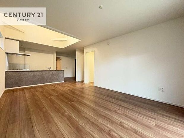 リビング上部は吹抜けになっており、開放感たっぷりです!陽の光がたくさん入り込み、明るい空間になっています。