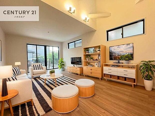 家具はCGパースです。心地良いリビングは家族が自然と集まります。家族団欒の時間が増えそうです。ご家族と、より一層充実した時間を過ごせそうですね。明るく開放的な空間です。