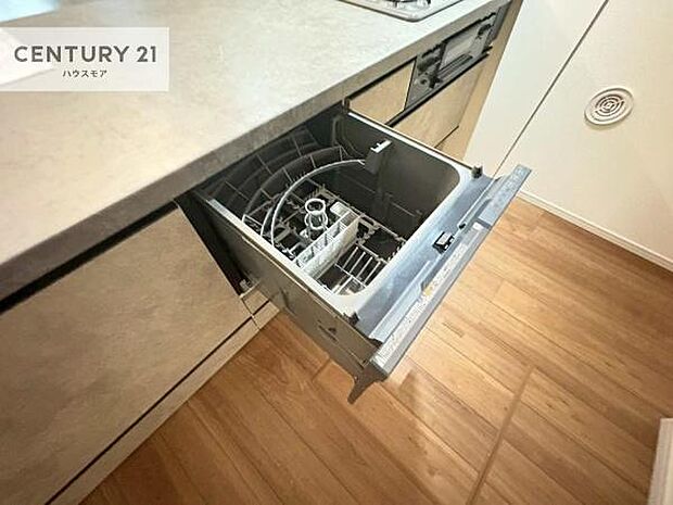 食洗機付き!忙しい時や冬場は手荒れ防止として大活躍します!ビルトイン仕様なので、場所も取らず調理スペースも広く使えて手際よく作業が出来ます!